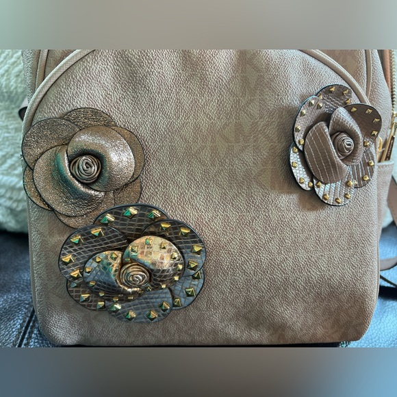Michael Kors pink floral backpack metallic & gold detailing w/ pockets - Picture 6 of 12
